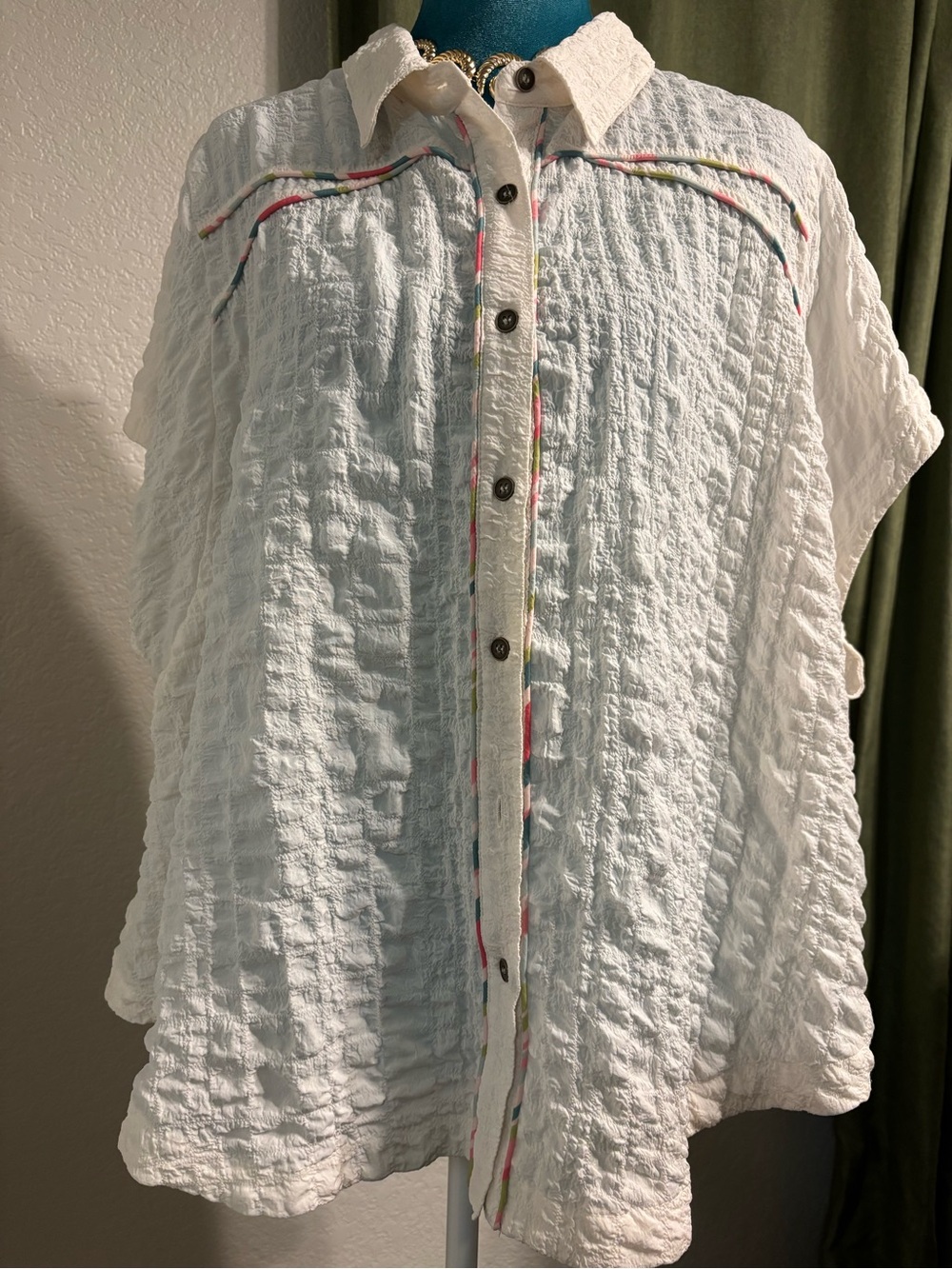 GIGI C White Textured Button-Down Crinkle piping Top with Multicolor Trim